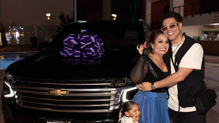 Eduin Caz celebra a lo grande el cumpleaños de su señora madre llamada Lorena.