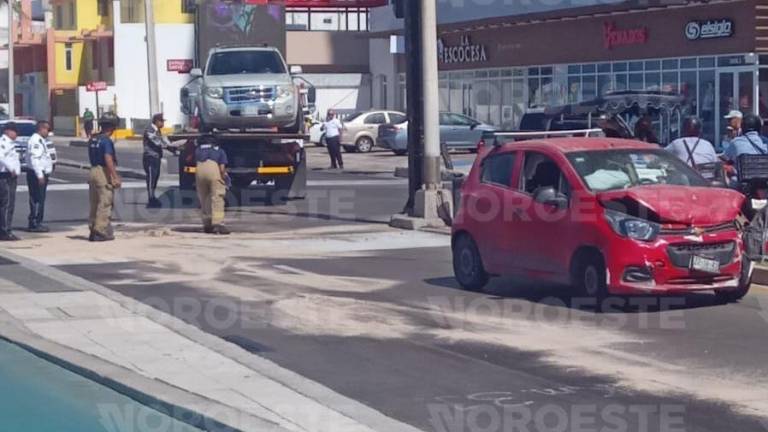 Choque entre auto y una camioneta colapsó avenida del Mar; no hubo lesionados, solo daños materiales.
