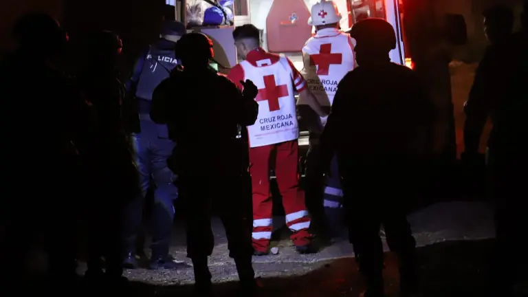 Cuerpos de auxilio y efectivos militares en la pensión federal tras el siniestro del domingo.