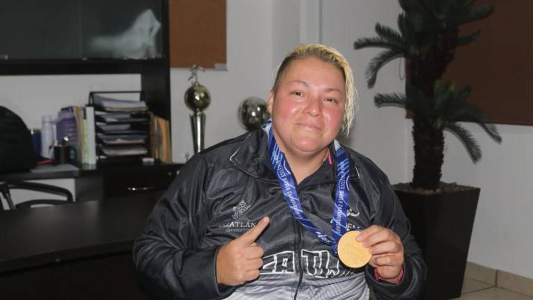 Rosa María Guerrero muestra la medalla de oro lograda en el Mundial de Francia.