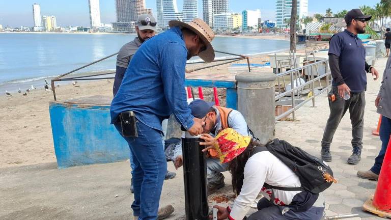 Trabajadores del Ayuntamiento colocan el bolardo retráctil.