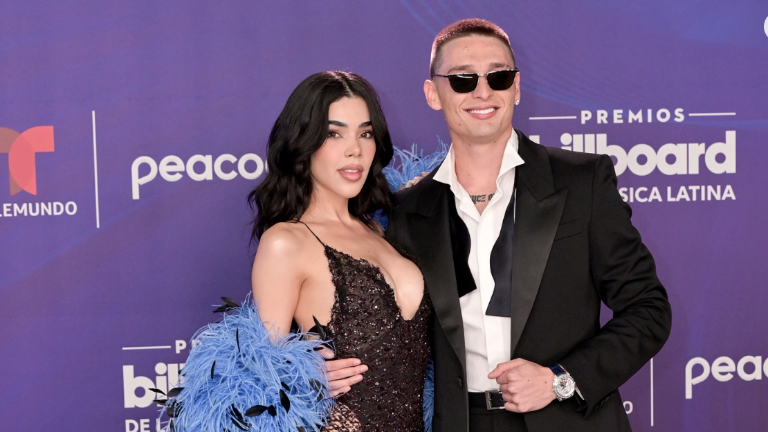 Kenia Os y Pesu Pluma en su arribo a la gala de los Latin Billboard 2025.