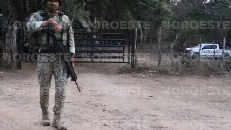 El área donde se realizan diligencias en una zona rural de Concordia es custodiada por elementos de la Guardia Nacional.