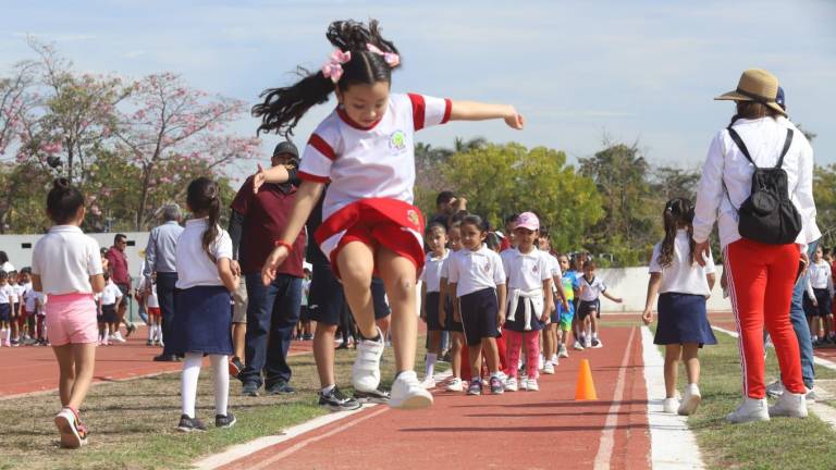 Los niños demostraron sus capacidades atléticas en la Muni Olimpiada de Atletismo de nivel preescolar.