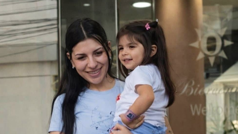 Cazzu podrá salir de Argentina acompañada de su hija Inti.