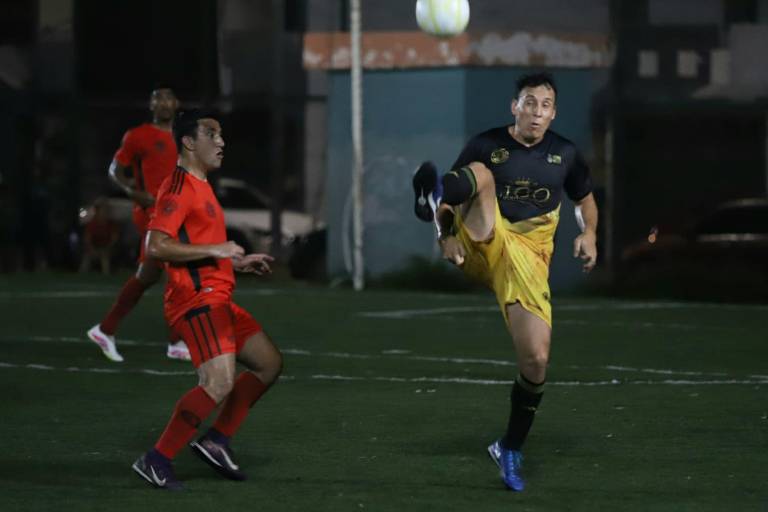 Familia Fajardo se impone a Autos Usados en Liga Intercanchas