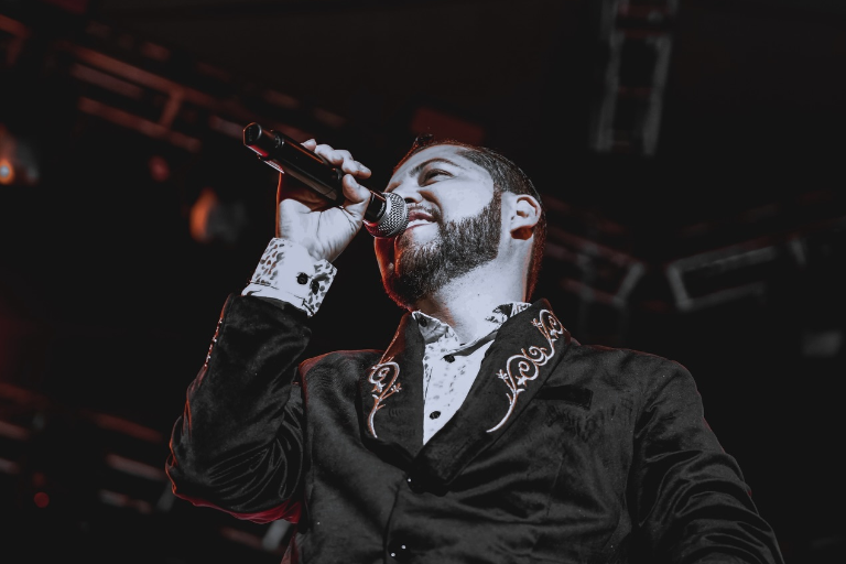 Agreden a vocalista de Titanes de Durango en pleno concierto