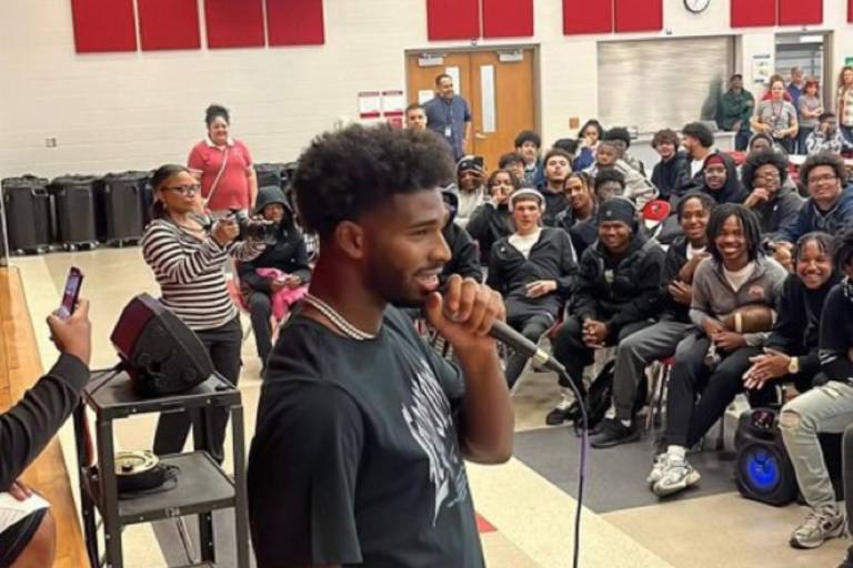 NFL multa a Falcons y Jeff Ulbrich por broma telefónica a Shedeur Sanders