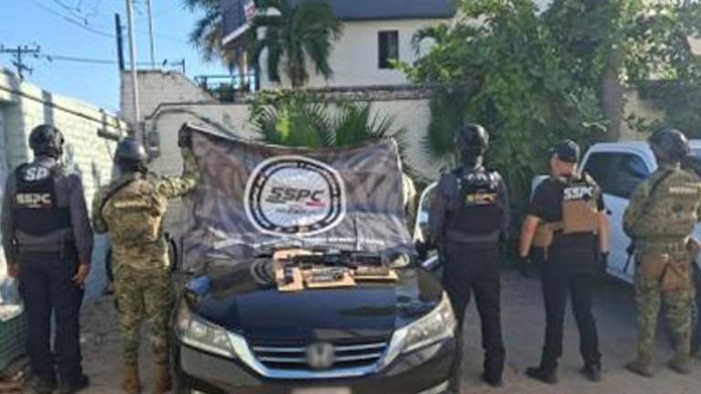 Armamento, municiones y vehículos fueron asegurados durante operativos federales en Culiacán y Mazatlán.