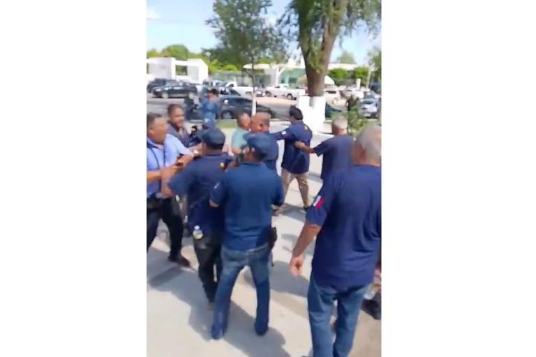 Periodista en Angostura es golpeado por líder de policías jubilados