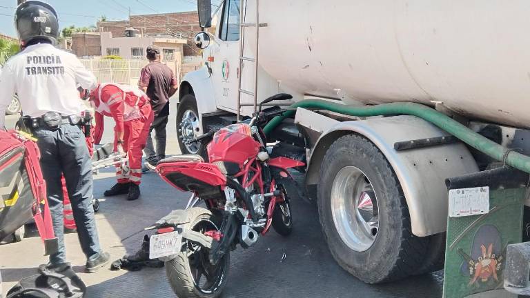 Accidente entre una motocicleta y una pipa en la Avenida Gabriel Leyva, en Mazatlán.