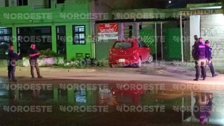 El automóvil Nissan March presentó múltiples impactos de bala en los cristales y la carrocería.