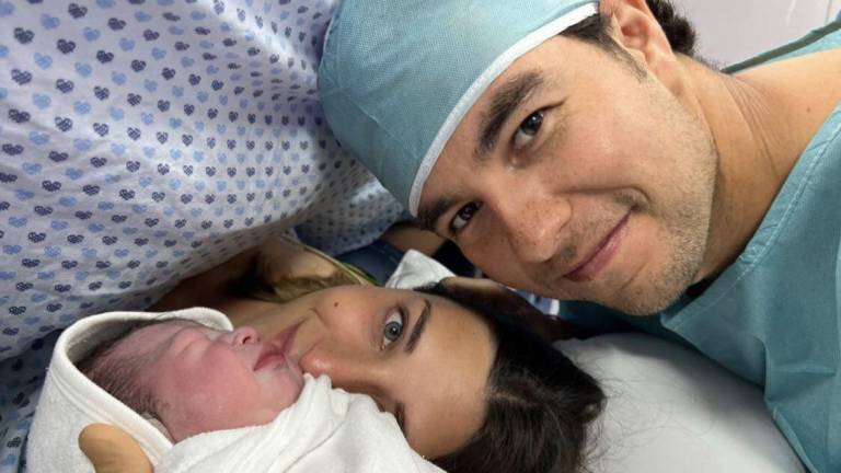Sergio “Checo” Pérez, junto a su esposa Carola y su tercer hijo, Emilio, que nació el pasado domingo.