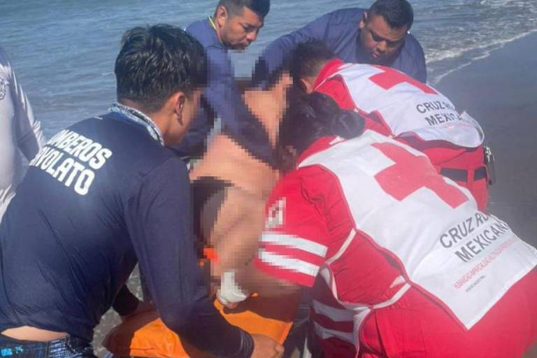 Rescatan a dos hombres de ahogarse en la playa de El Tambor, en Navolato