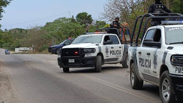 Autoridades aseguraron la zona en Villa Benito Juárez, Navolato, tras una balacera que dejó a una mujer lesionada de manera colateral.