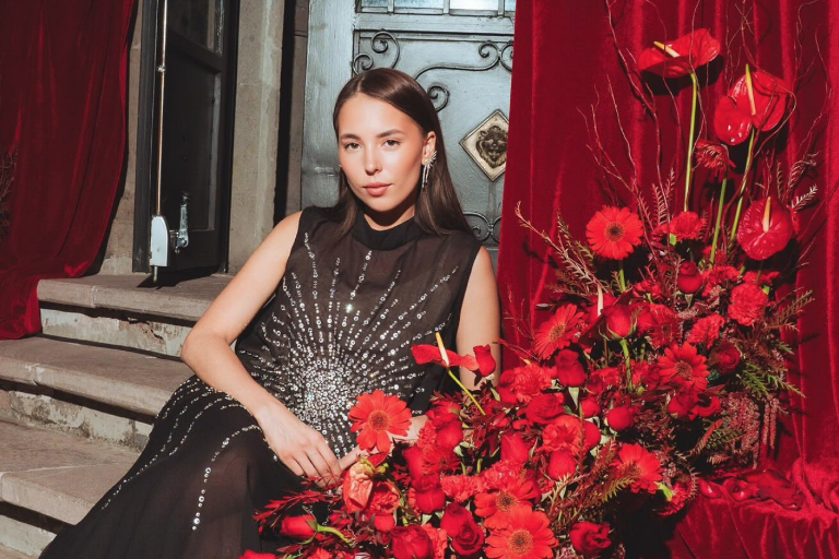 Sorprenden a Majo Aguilar con ‘Las Mañanitas’ en pleno concierto