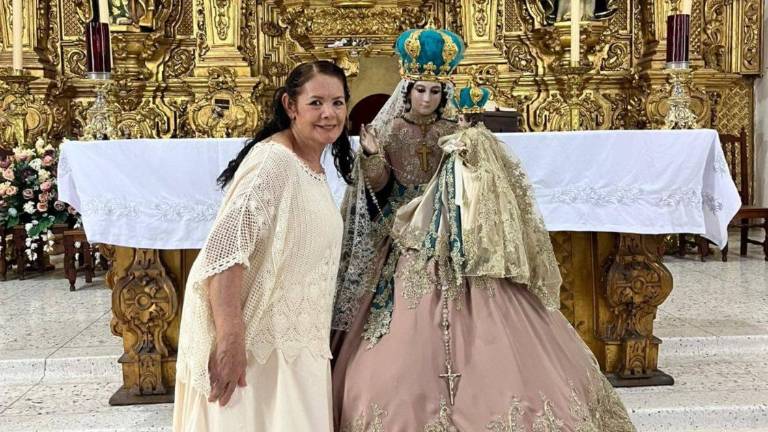 María Cristina dona el último vestido de mayo a la Virgen del Rosario.