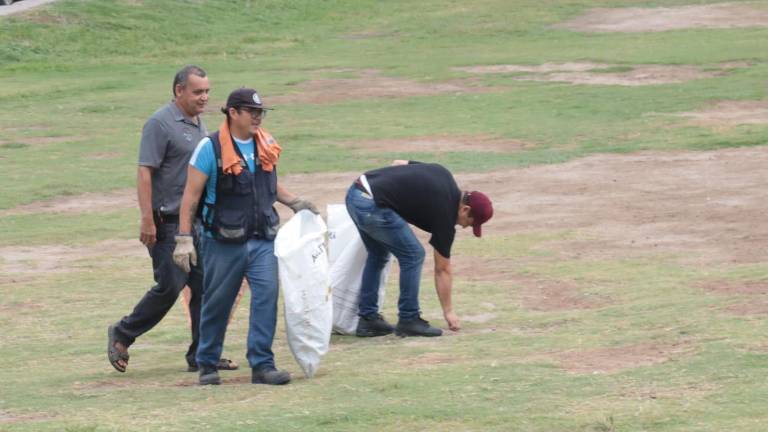 Las cuadrillas pertenecientes a las direcciones de Servicios Públicos, Obras Públicas, Ecología y Medio Ambiente participaron en esta jornada de limpieza en el parque Ciudades Hermanas.
