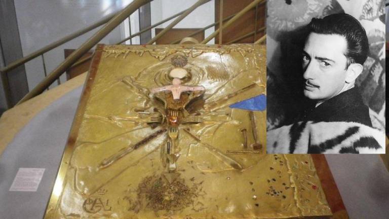 El libro de 210 kilos, con cubierta de Salvador Dalí, fue sustraído de un museo.