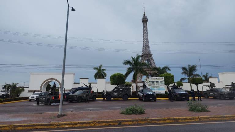 Efectivos del Ejército y la Policía Estatal Preventiva se despliegan a las afueras del motel ubicado en la salida norte de Culiacán.