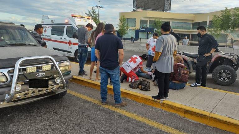 Auto impacta a motocicleta por la carretera a Eldorado, en Culiacán; hay dos jóvenes lesionados