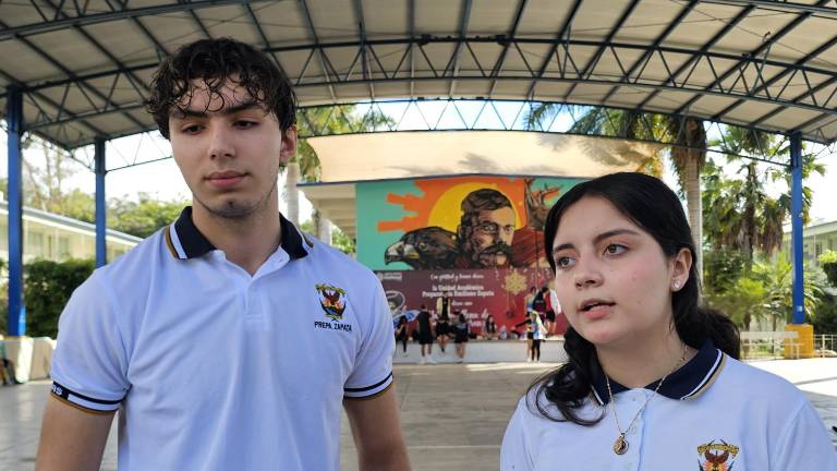 Estudiantes de la Preparatoria Zapata, en Culiacán, promueven las asesorías gratuitas sobre matemáticas.