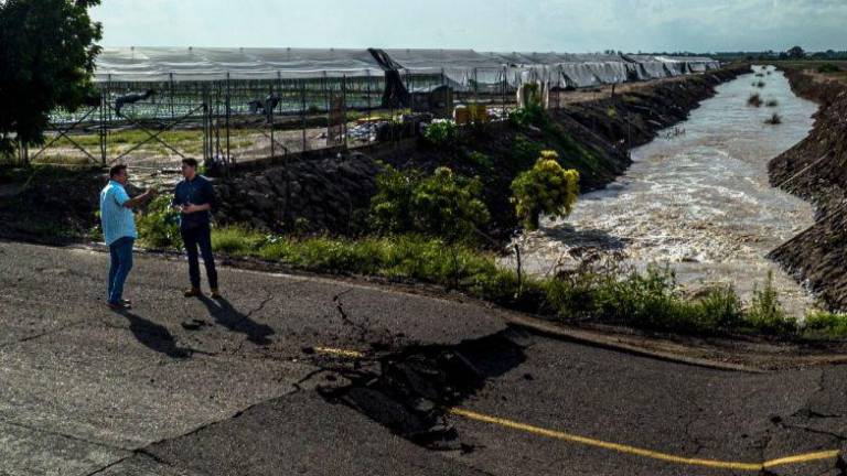 En la carretera La Pipima-El Potrero, en Navolato, sufrió afectaciones por las lluvias generadas por “Norma” y este martes fue recorrida por autoridades.