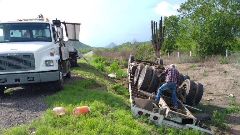 Vuelca camión de carga en la carretera México 15; el conductor fallece