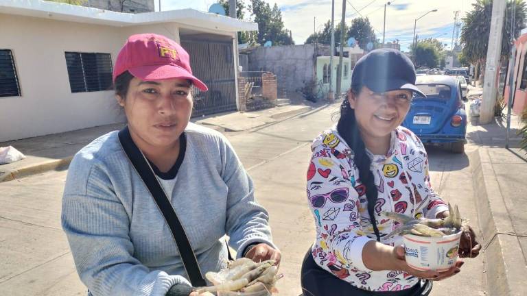 Las hermanas explican que en cada cubeta llevan 10 kilos de camarón.