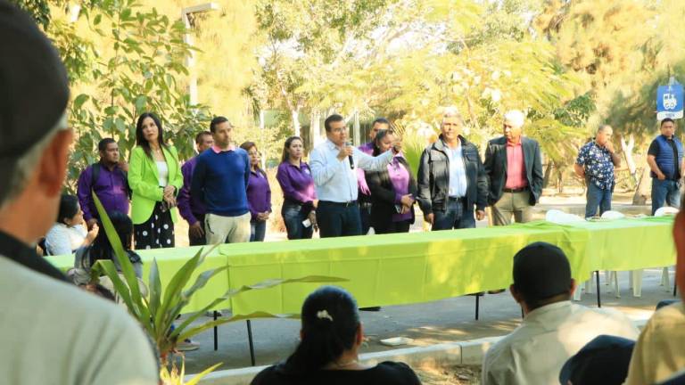 El Alcalde y funcionarios asisten al convivio con los trabajadores de Aseo Urbano y Parques y Jardines.