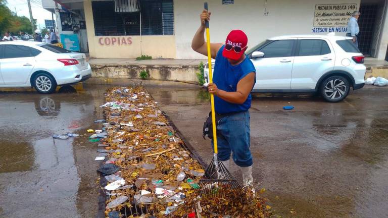 Las lluvias de este lunes arrastró basura por las vialidades de Culiacán.