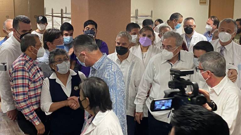 “Le hice caso”, le dice Quirino Ordaz Coppel a Martina Alarcón, durante la entrega del renovado Centro de Salud por el que abogó la enfermera.