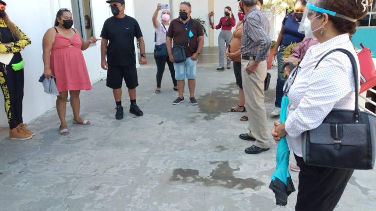Exigen tianguistas de la Juárez a gritos la atención del Oficial Mayor de Mazatlán