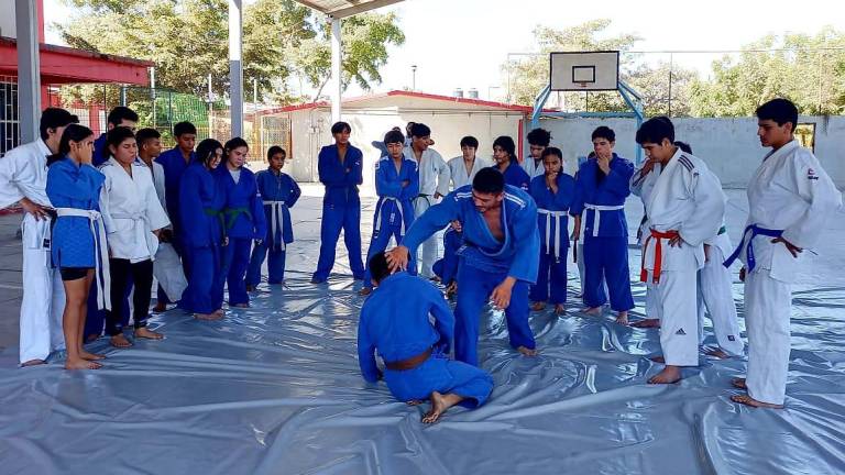 La Secundaria Técnica No. 77 fue el escenario del campamento y del examen federado de judo.