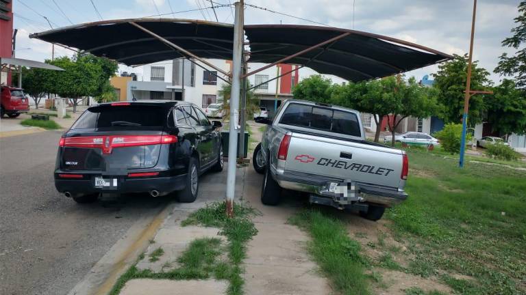 Remolca Tránsito autos de vecino que usaba parque público como estacionamiento, en Culiacán