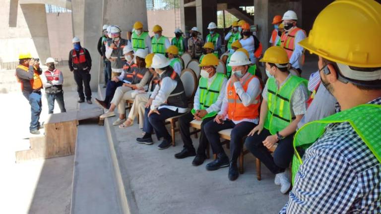 Las autoridades realizaron un recorrido por las obras de lo que será el nuevo acuario de Mazatlán.