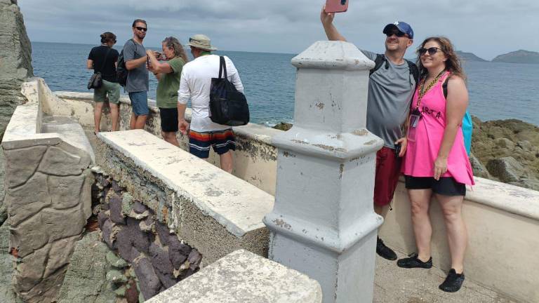 Turistas de crucero que visitan algunos de los sitios turísticos de Mazatlán.