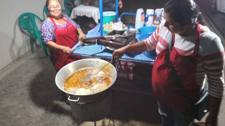 Inicia la tradicional venta de atole y gorditas en Rosario