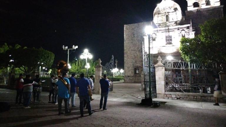 En El Rosario, los músicos de la Banda La Patrona dieron una serenata a Santa Cecilia en los primeros minutos de este miércoles.