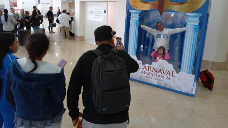 Turistas que llegan a Mazatlán por el aeropuerto aprovechan para la foto del recuerdo del Carnaval.