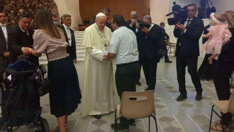 Sinaloense recibe bendición del Papa Francisco