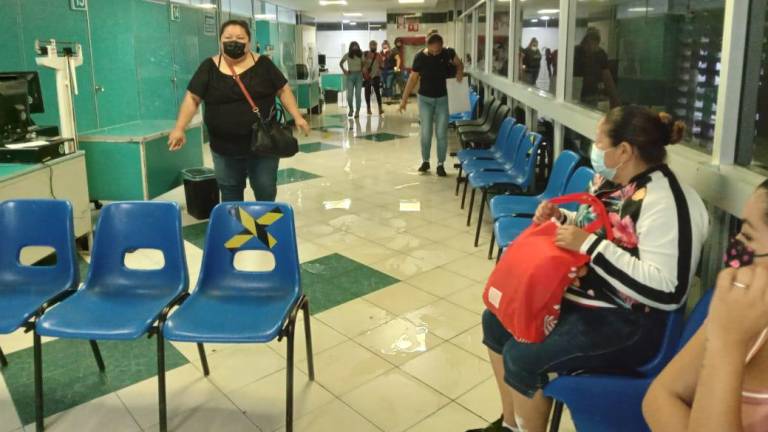 Seguro ‘nuevo’ del IMSS en Mazatlán se inunda de aguas negras
