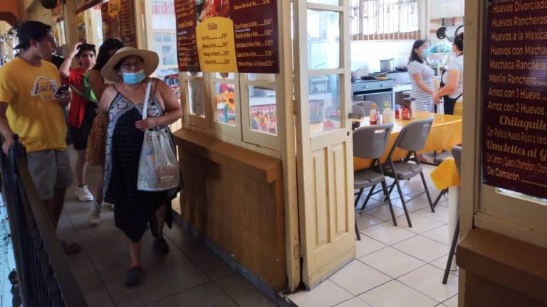 En el mercado ‘Pino Suárez’ reviven restaurantes al caerles agua