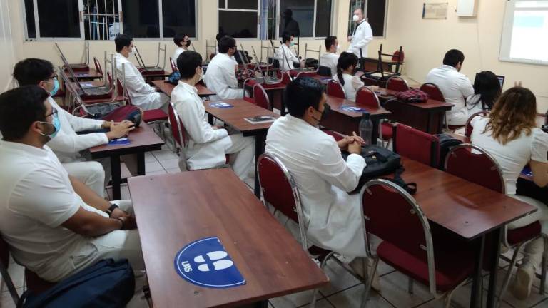 Alumnos de quinto año de la Facultad de Medicina toman clases en el aula.