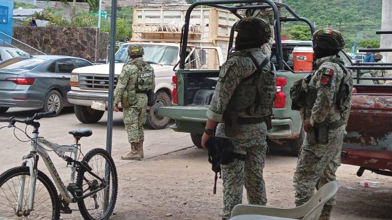 Familias de la zona serrana de Rosario fueron escoltadas por elementos del Ejército Mexicano para que pudieran asistir con seguridad a la cabecera municipal a adquirir víveres.