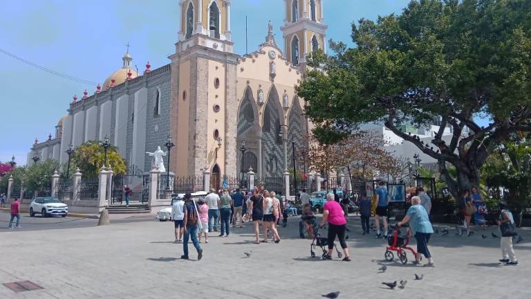 Los turistas aprovecharon para visitar la Catedral de Mazatlán.