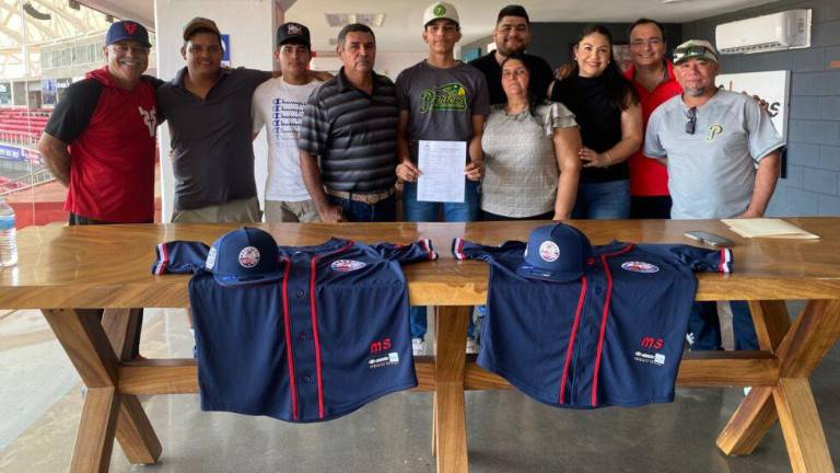 El novel lanzadr Jesús Palomares, acompañado de su familia, directivos de la Academia Venados y del scout de Pericos de Puebla.