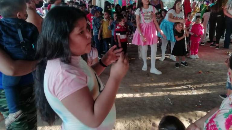 En Culiacán, un grupo de amigos organiza posada para 100 niños de escasos recursos