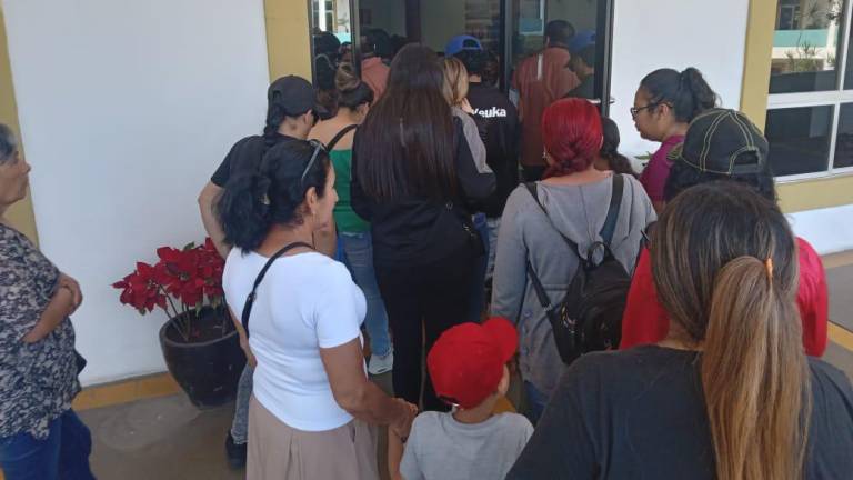 Familias de desplazados por la violencia que viven en Mazatlán piden localizar a joven desaparecido.