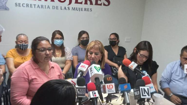 Teresa Guerra acompañada por mamás de bebés muertos en 2015 en el IMSS.